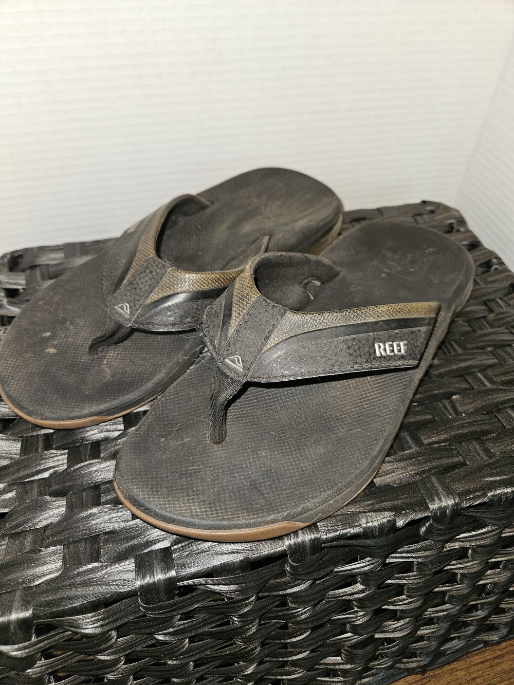Reef Men's Black and Brown Strap Flip-Flops with Logo